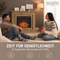 BALDERIA Finn Elektro-Standkamin dunkle Eiche – Paar im Wohnzimmer vor dem Kamin